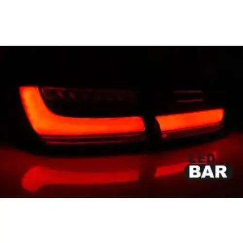 Baklykt Bmw F30 LED Bar Seq Tail Lights Black lyser rødt, sett bakfra i mørket med teksten "LED BAR".