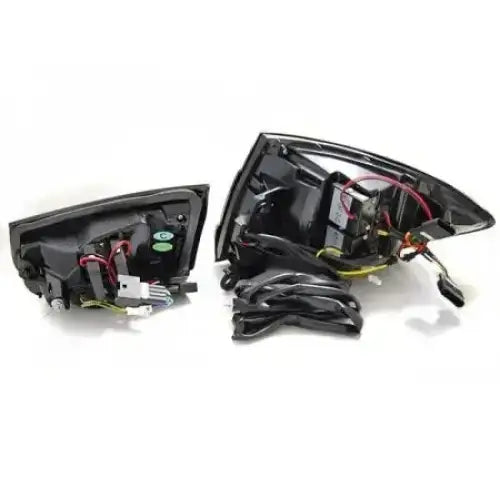 Baklys Bmw F30 LED Bar Seq Tail Lights vist bakfra med synlige ledninger og koblinger.