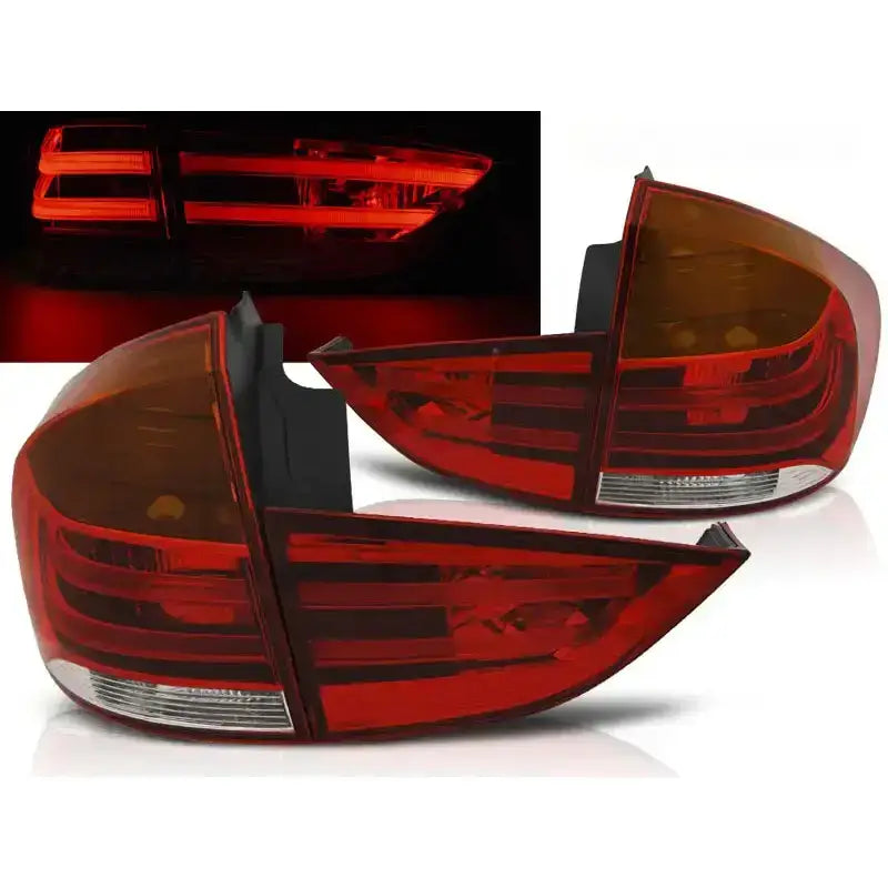 Baklykter Bmw X1 E84 LED, to baklys i rød og oransje plast sett fra skrå vinkel.