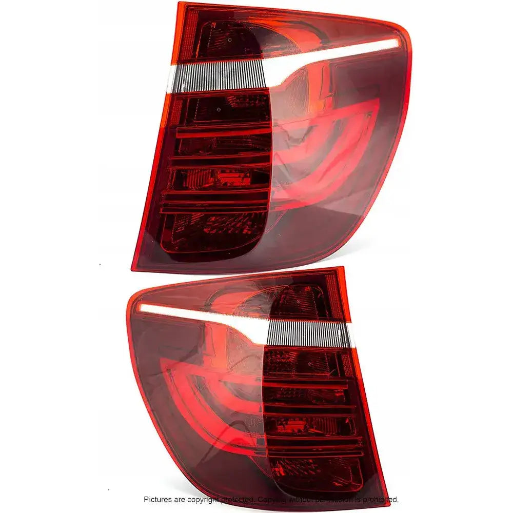 Baklykter Bmw X3 F25 10-17 i rød plast med hvite og sorte detaljer, sett fra utsiden.