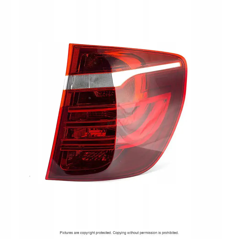 Baklamper Bmw X3 F25 10-17 P21W sett skrått med synlig lysleder og detaljer mot hvit bakgrunn.