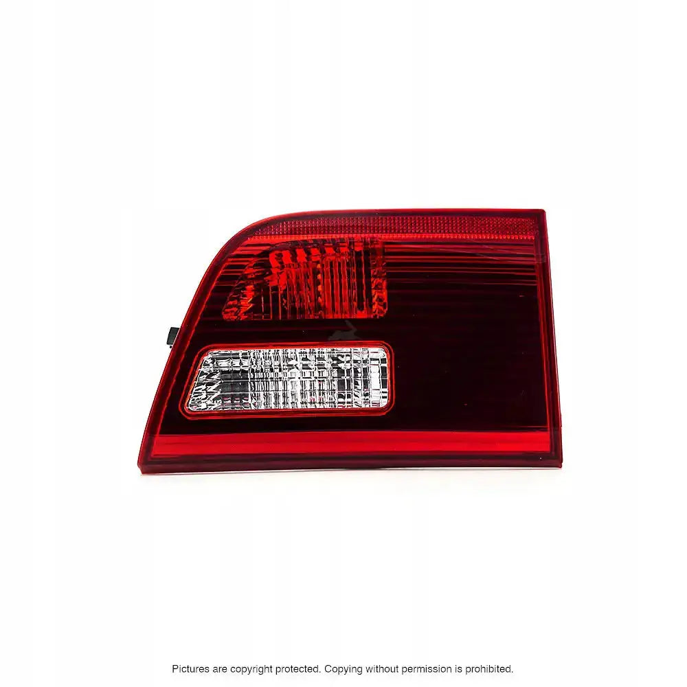 Baklykt Bmw X5 E53 03-06 med klart rødt og hvitt plast, sett rett forfra med reflektordetaljer.