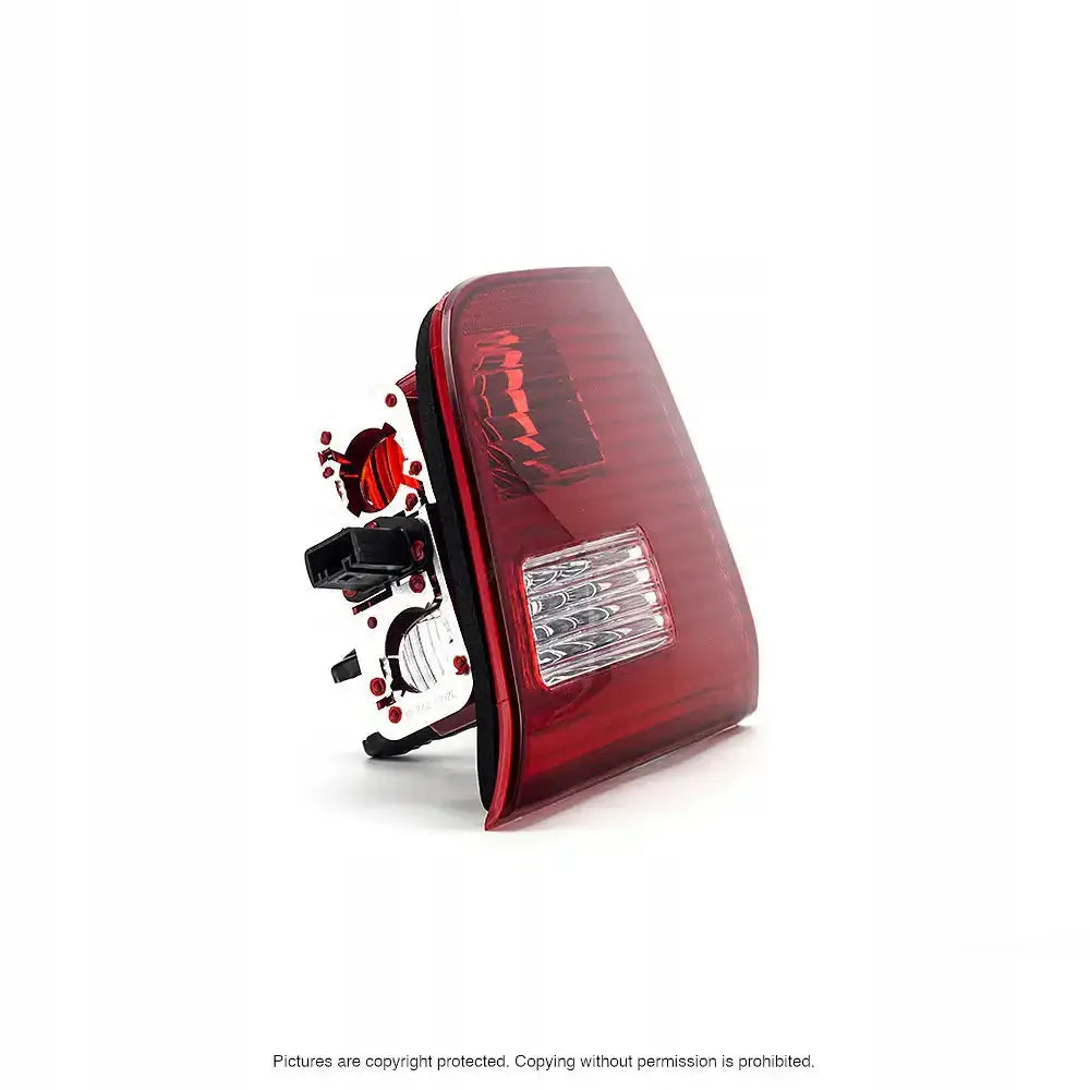 Baklys Bmw X5 E53 03-06 med synlige elektriske kontakter sett skrått bakfra.