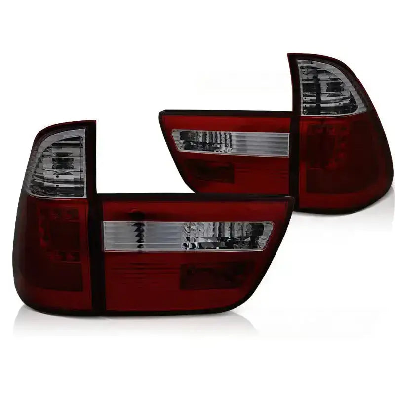 Baklykter Bmw X5 E53 Red Smoke LED Bar sett fra skrå vinkel med klare seksjoner.