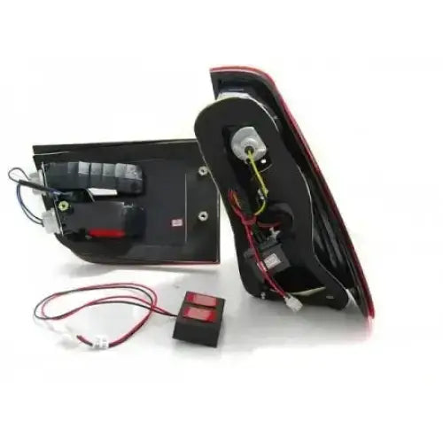 Baklys Bmw X5 E53 med synlige ledninger, pærer og tilkoblingsenhet vist fra baksiden.