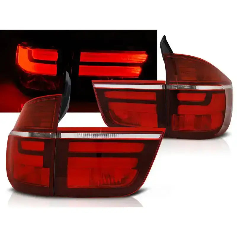 Baklykter Bmw X5 E70 Red White Led Bar vist skrått forfra, detaljbilde med lysene tent.