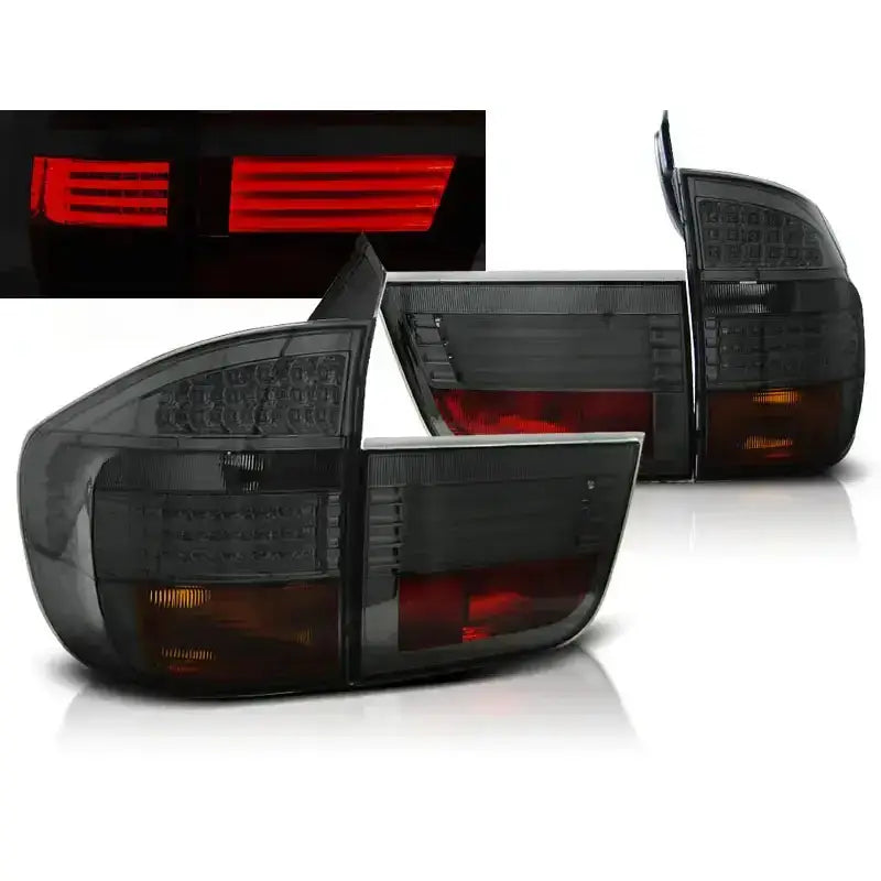 Baklykter Bmw X5 E70 03.07-05.10 Smoke LED sett med sotet glass og tent rødt lys fra skrå vinkel.