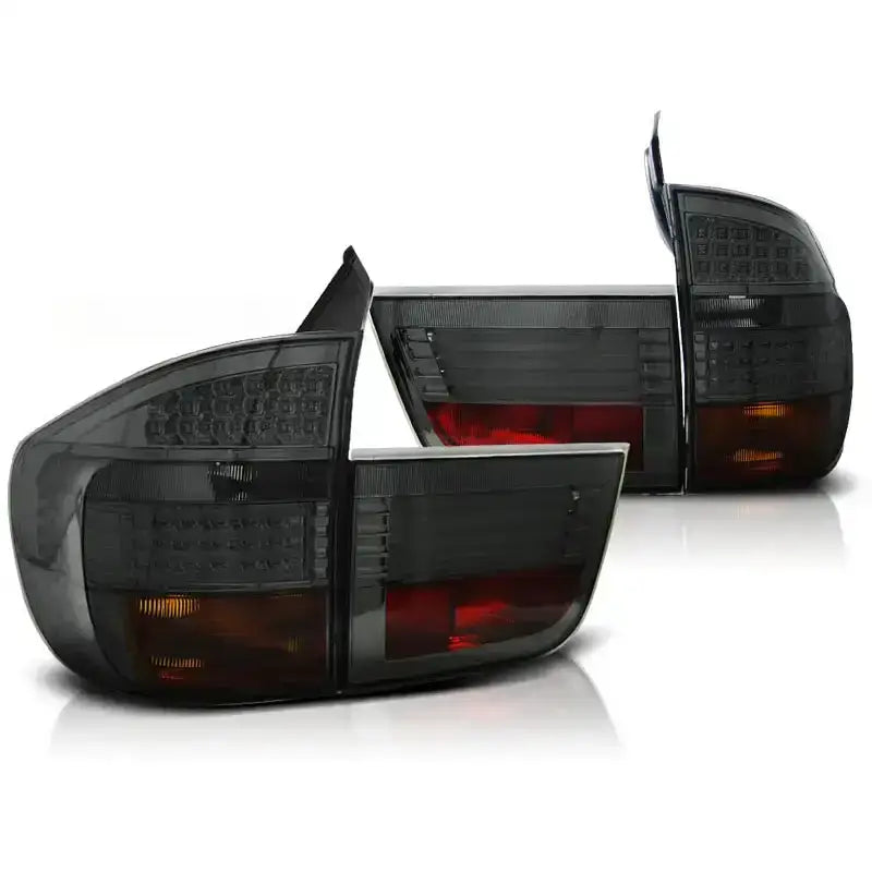 Baklykt Bmw X5 E70 med sotet glass, synlige LED-paneler og rød-oransje detaljer, skrå vinkel.