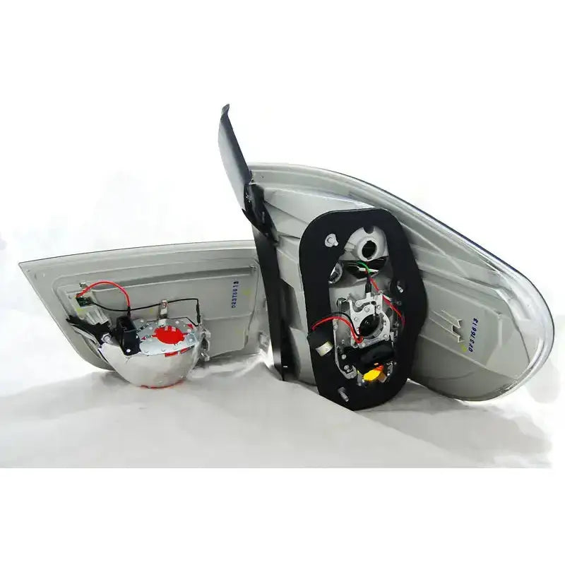 Baklys Bmw X5 E70 LED sett vist fra innsiden med ledninger og elektronikk mot hvit bakgrunn.