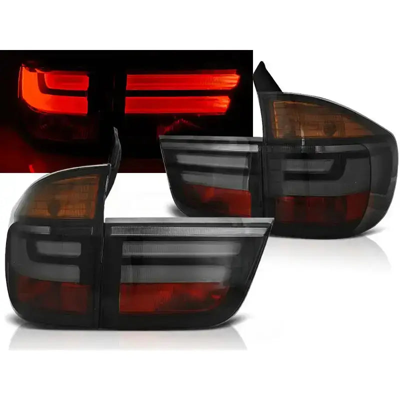 Baklykter Bmw X5 E70 med sotet glass og røde LED-detaljer, vist fra skrå vinkel.