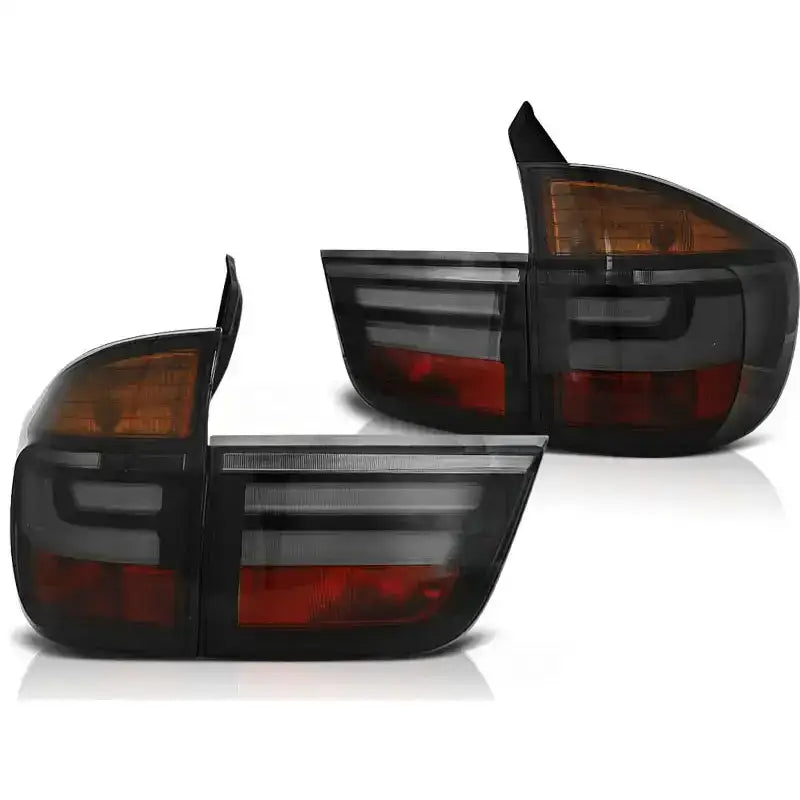 Baklykt Bmw X5 E70 Smoke LED Bar med røde og orange detaljer, sett fra skrå vinkel mot hvit bakgrunn.