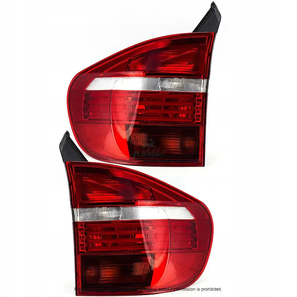 Baklykter Bmw X5 E70 LED, to røde og klare lamper med sorte detaljer sett skrått bakfra.