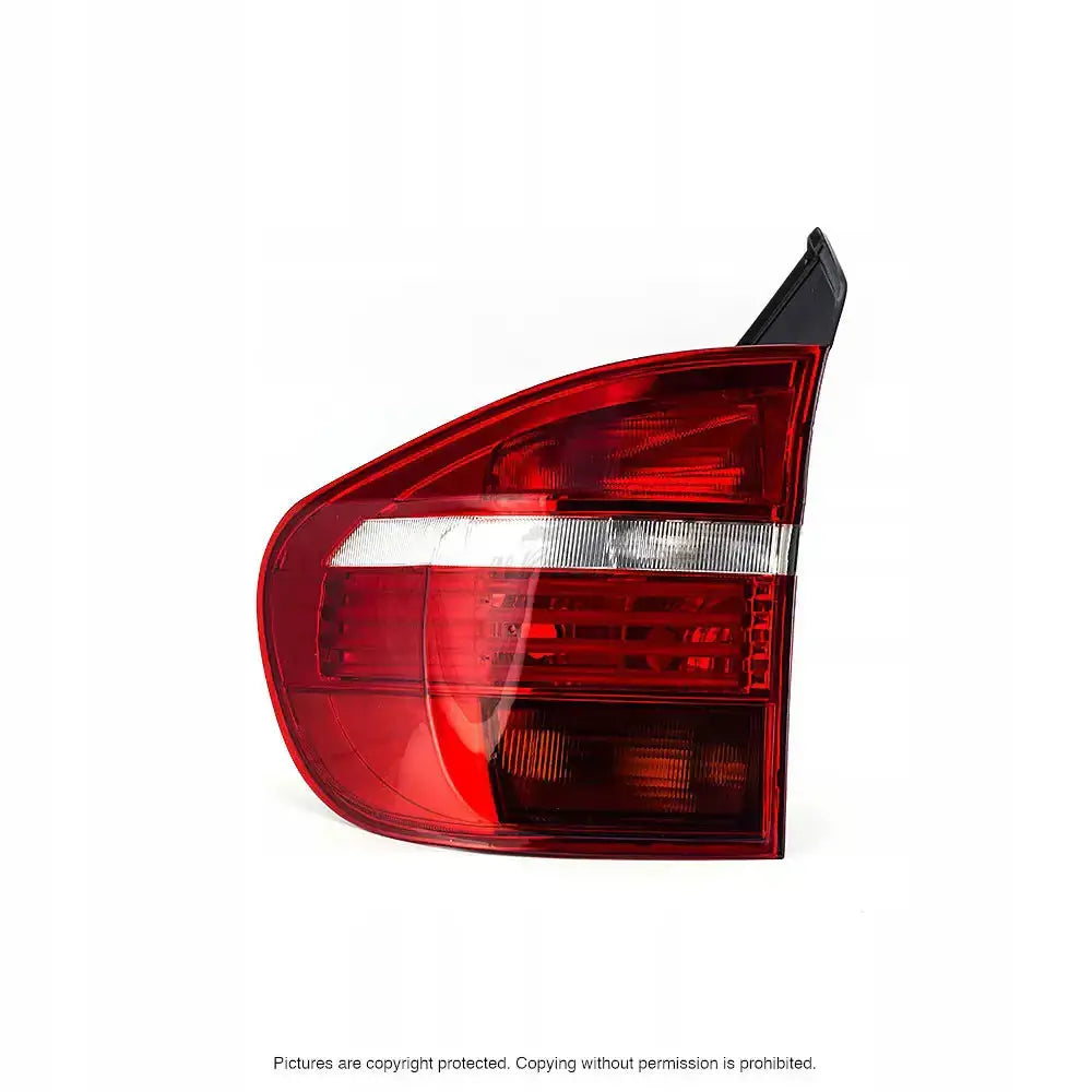 Baklykt Bmw X5 E70 LED med røde og klare felt, sidevisning som viser reflektordetaljer.