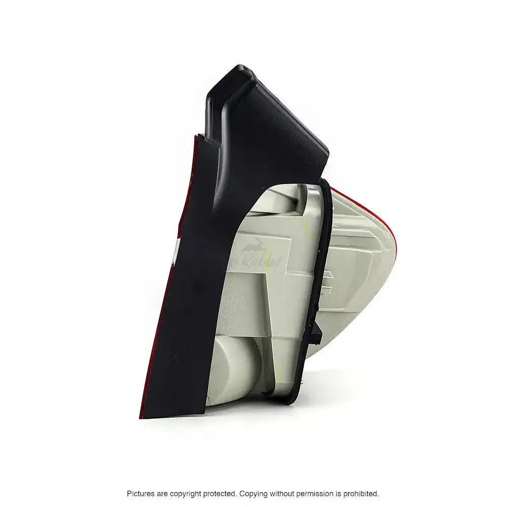 Baklys Bmw X5 E70 LED sett fra siden med synlige fester og detaljer i svart, grått og rødt.