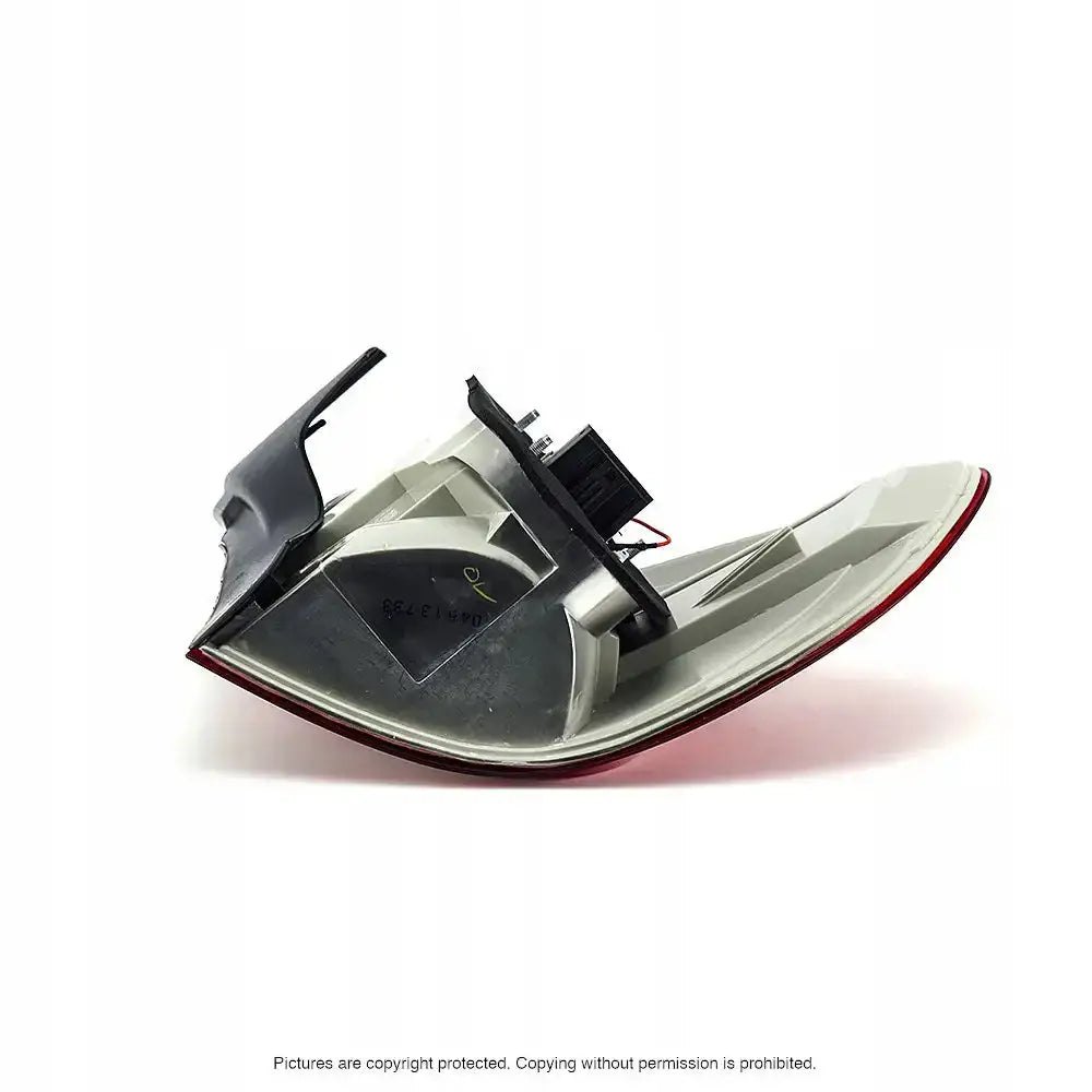 Baklys Bmw X5 E70 LED sett fra siden med grå plast, sorte og røde detaljer mot hvit bakgrunn.