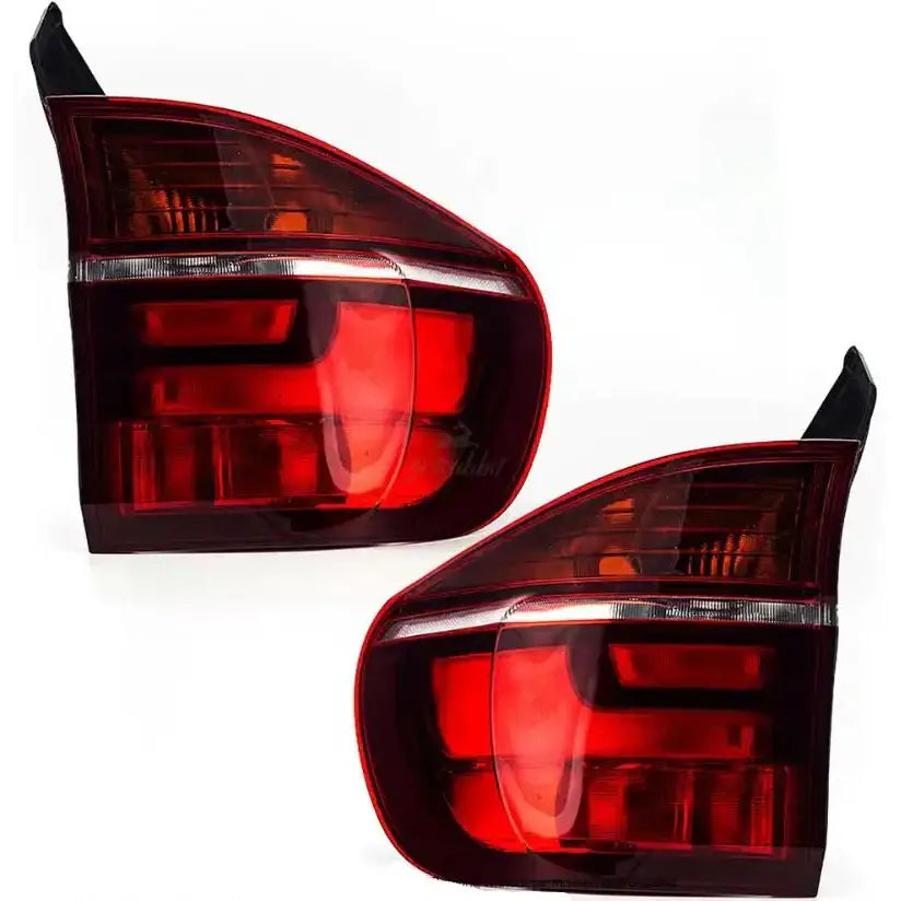 Baklykter Bmw X5 E70 10-13 LED i rødt og klart plast, skrå vinkel, hvit bakgrunn.