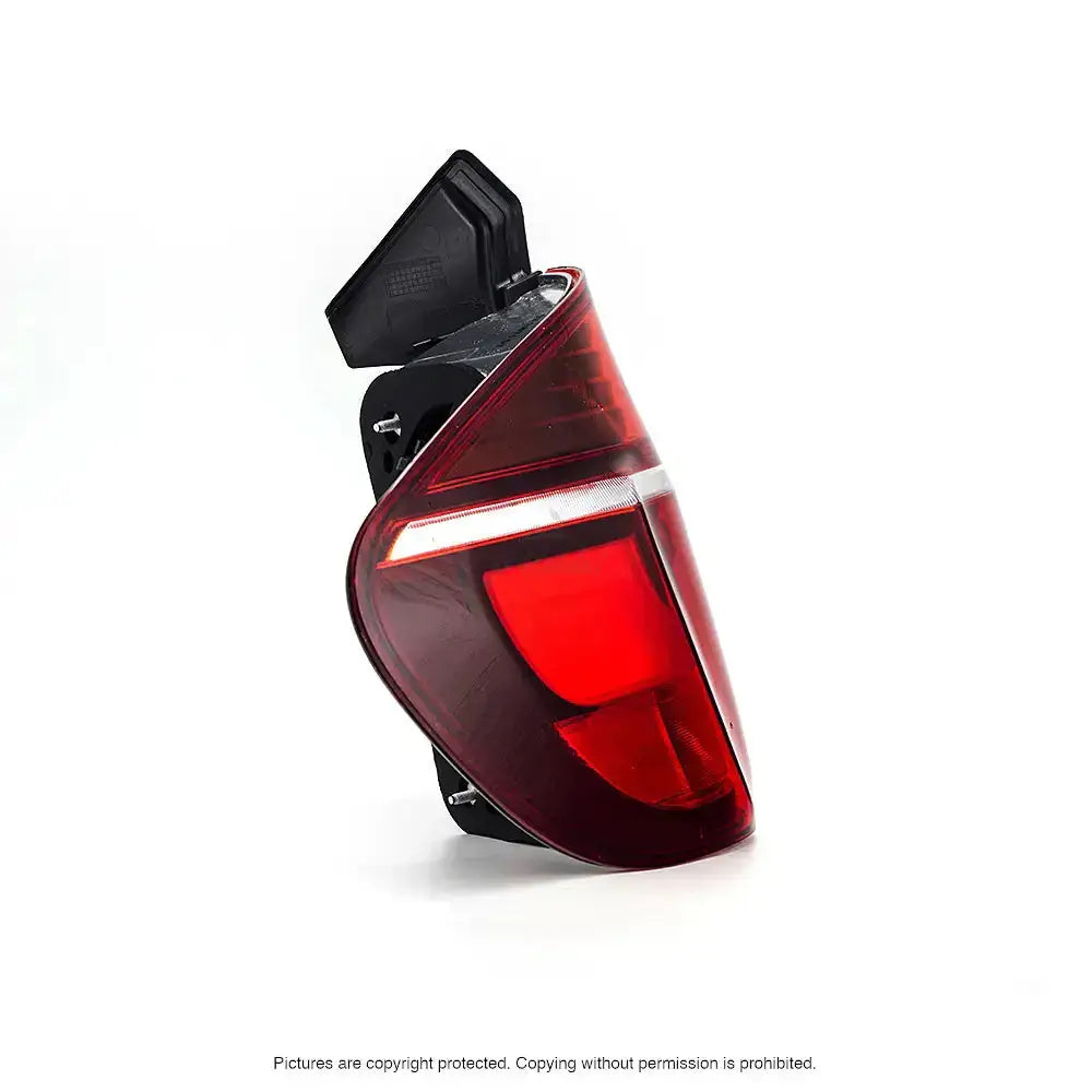 Baklys Bmw X5 E70 10-13 LED sett fra skrå bakside med hvitt felt og svarte festedetaljer.