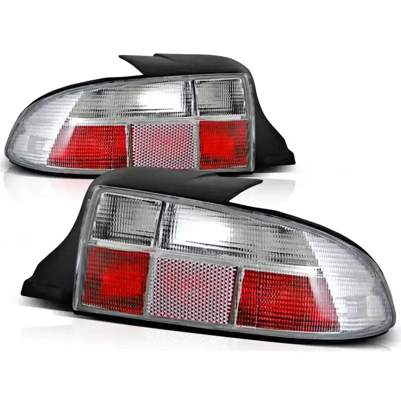 Baklykter Bmw Z3 01.96-99 ROADSTER i klar og rød plast, sett fra skrå vinkel mot hvit bakgrunn.