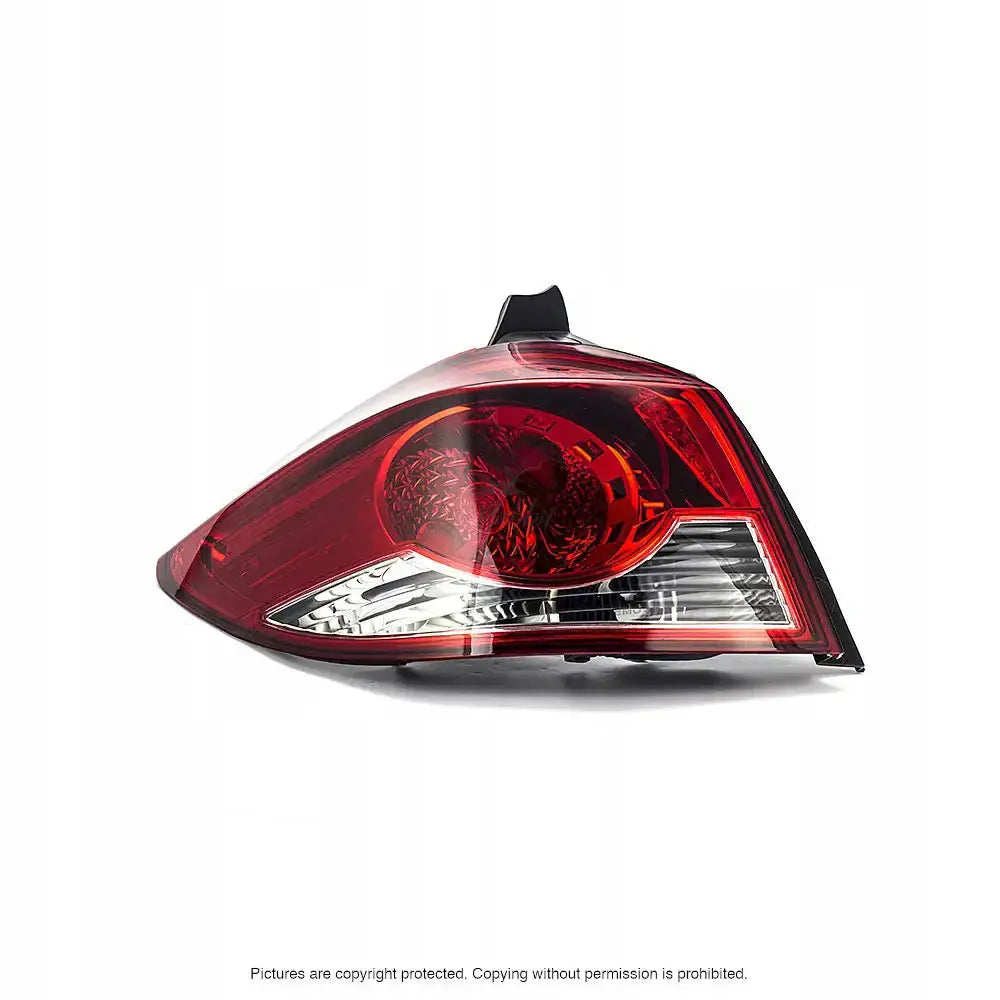 Baklykt Chevrolet Cruze 11- i rød og klar plast, sidevisning med synlige reflekser og lyspærer.