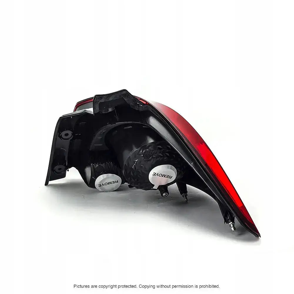 Baklamper Chevrolet Cruze 11- baklykt i plast med rød linse, skrå bakside med synlige festepunkter.