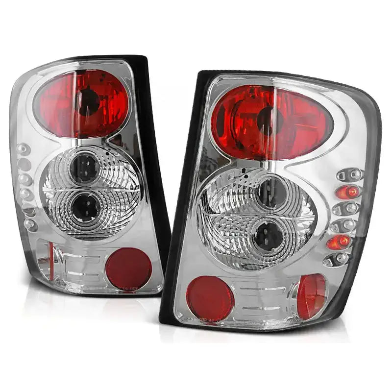 Baklykter Chrome Jeep Grand Cherokee med klart plast og røde, sølvfargede detaljer mot hvit bakgrunn.