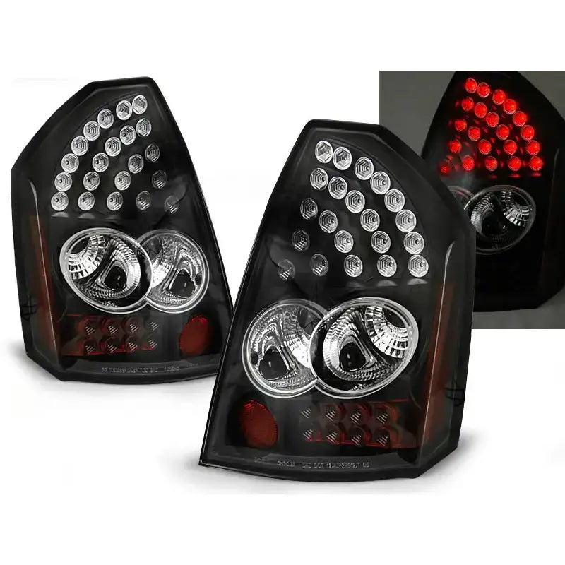 Baklykter Chrysler 300C 05-08 Black Led med sorte detaljer, runde LED-lys og røde reflekser.