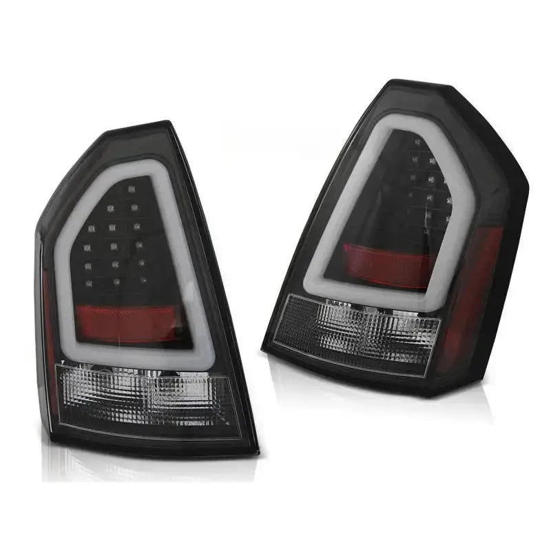 Baklykt Chrysler 300C Black Led Bar sett med mørk design og tydelige LED-elementer, skrå vinkel.