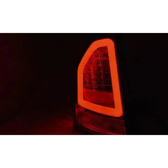 Baklys Chrysler 300C 05-08 Black Led Bar med rød LED-ramme og refleksjonsdetaljer i mørket.