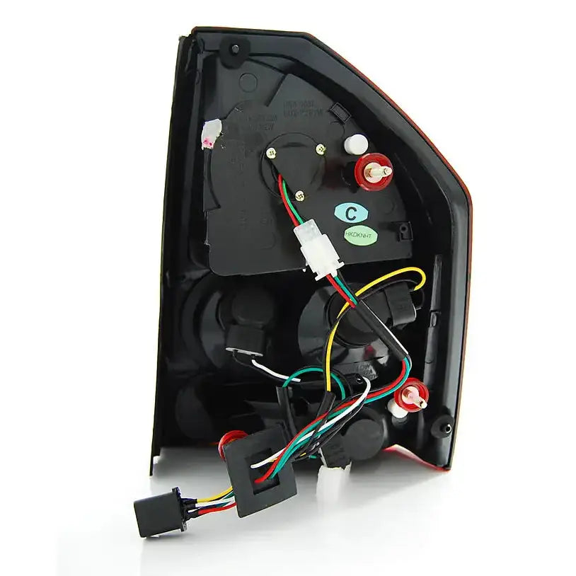 Baklykt Chrysler 300C 05-08 Red Smoke LED sett bakfra med ledninger og kontakter synlig.