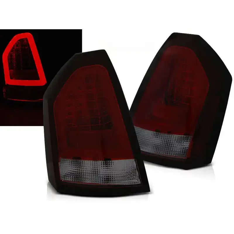 Baklykter Chrysler 300C 05-08 Red Smoke LED Bar sett i mørk rødt og klart plast fra skrå vinkel.