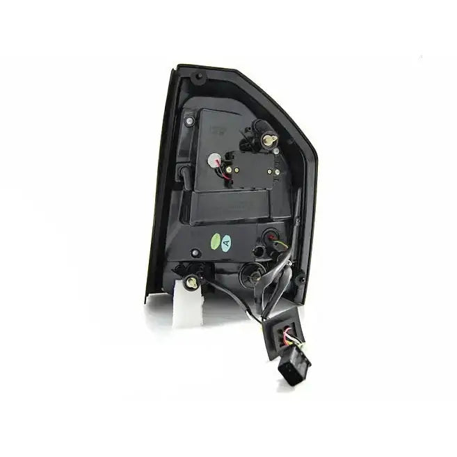 Baklamper Chrysler 300C 05-08 med synlige elektriske koblinger og festeanordninger i sort plast.