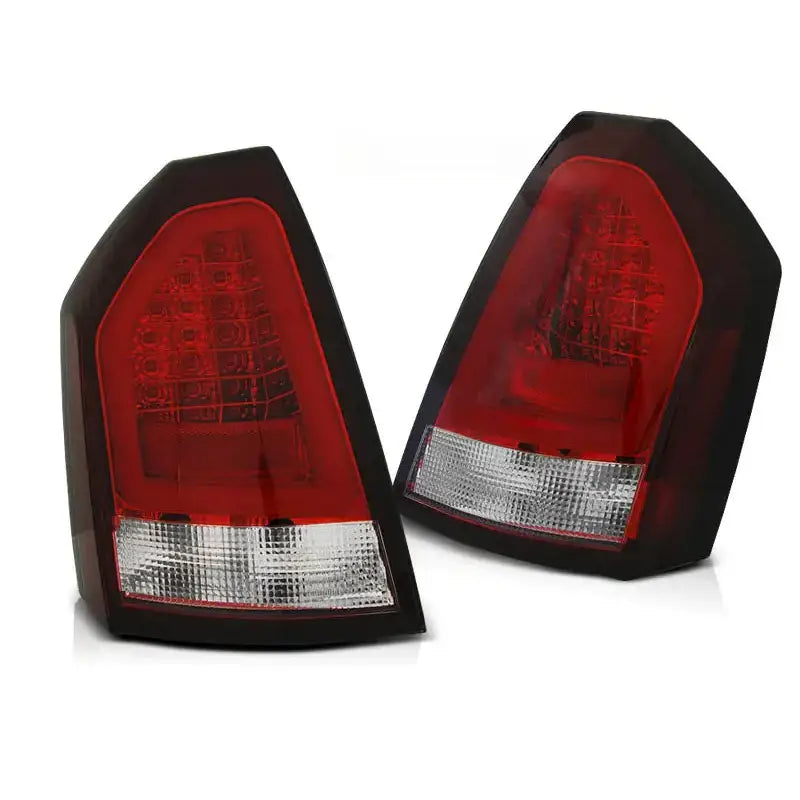Baklykt Chrysler 300C 05-08 Red White Led Bar med klart felt, vist i vinkel mot hvit bakgrunn.