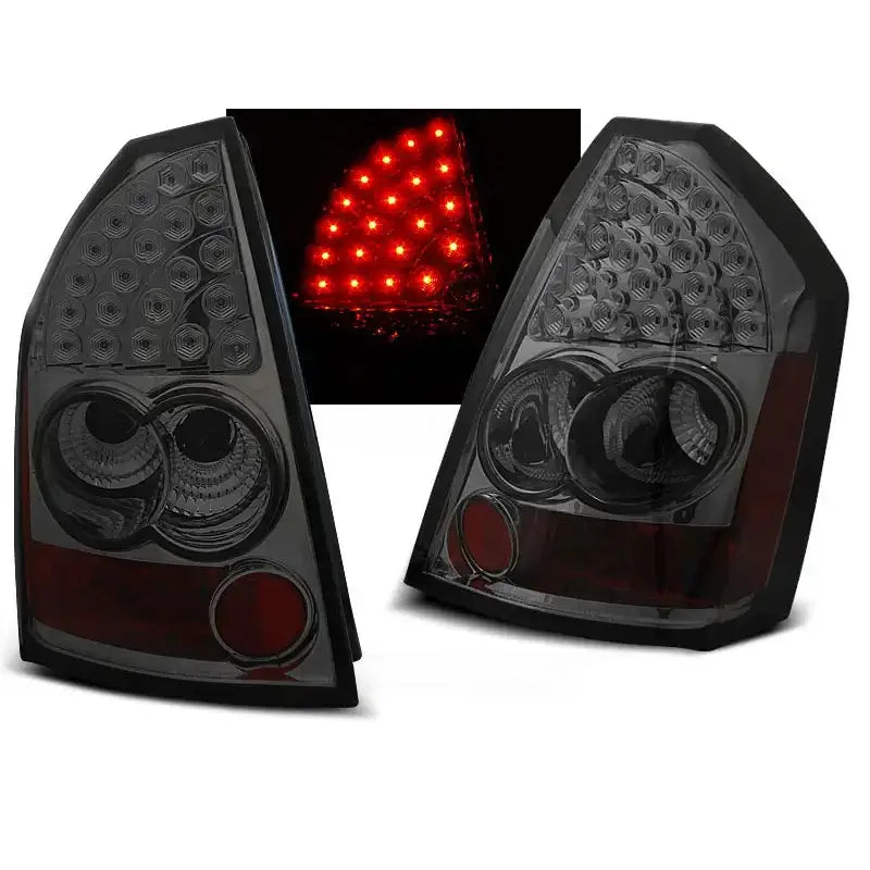 Baklykter Chrysler 300C 05-08 Smoke LED med runde reflektorer og rødt LED-lys, sett forfra.