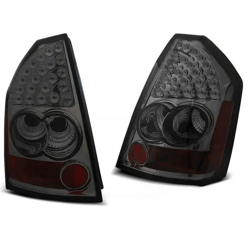Baklykt Chrysler 300C 05-08 Smoke Led med runde lyssegmenter og røde felt, sett fra to vinkler.