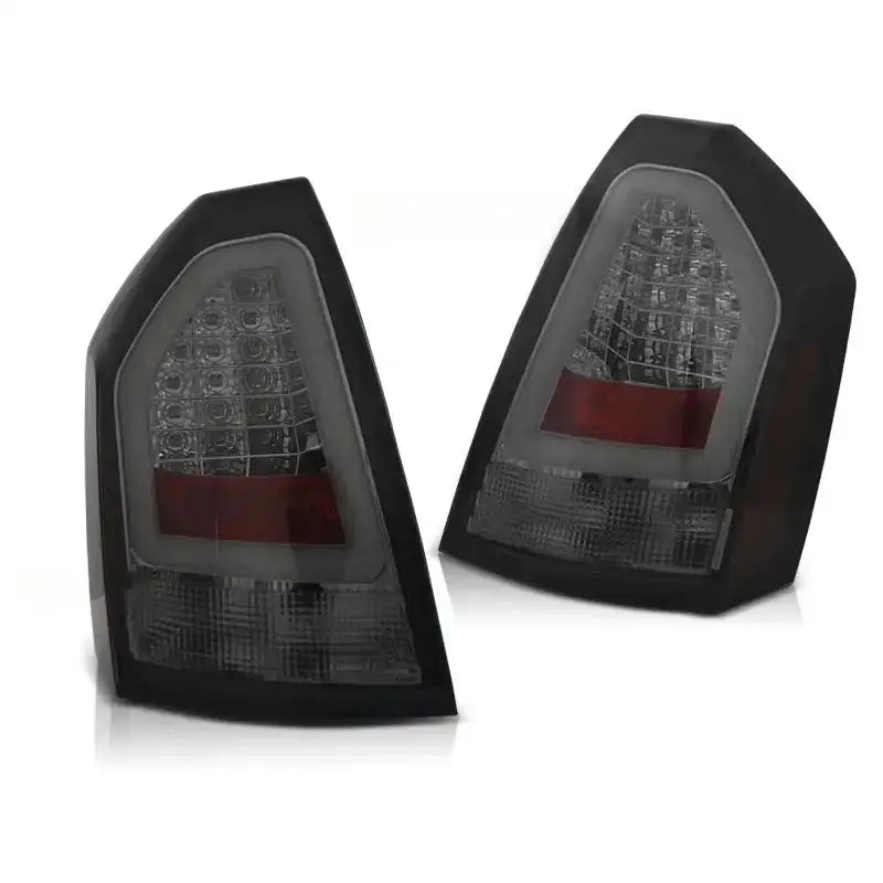 Baklykt Chrysler 300C 05-08 Smoke LED Bar med mørkerøde felt og synlige LED-elementer.