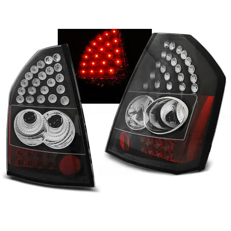 Baklykter Chrysler 300C Black Led med svarte detaljer og røde LED-lys, vist i trekvart forfra.