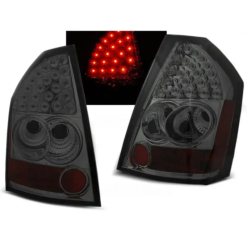 Baklykter Chrysler 300C 09-10 med smoke design og runde LED-elementer, én lykt tent med rødt lys.