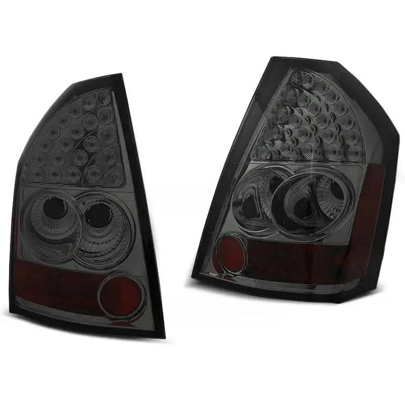 Baklykt Chrysler 300C/300 09-10 med sotet glass, runde LED-elementer og moderne design, skrå forside.