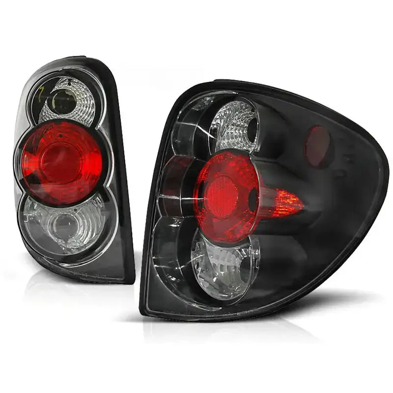 Baklykter Chrysler Voyager 03.01-03.04 Black sett fra skrå vinkel med sorte innsatser og røde detaljer.