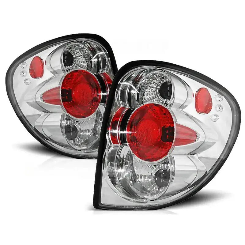 Baklykter Chrysler Voyager 03.01-03.04 i klar plast med røde og sølvdetaljer, sett forfra.