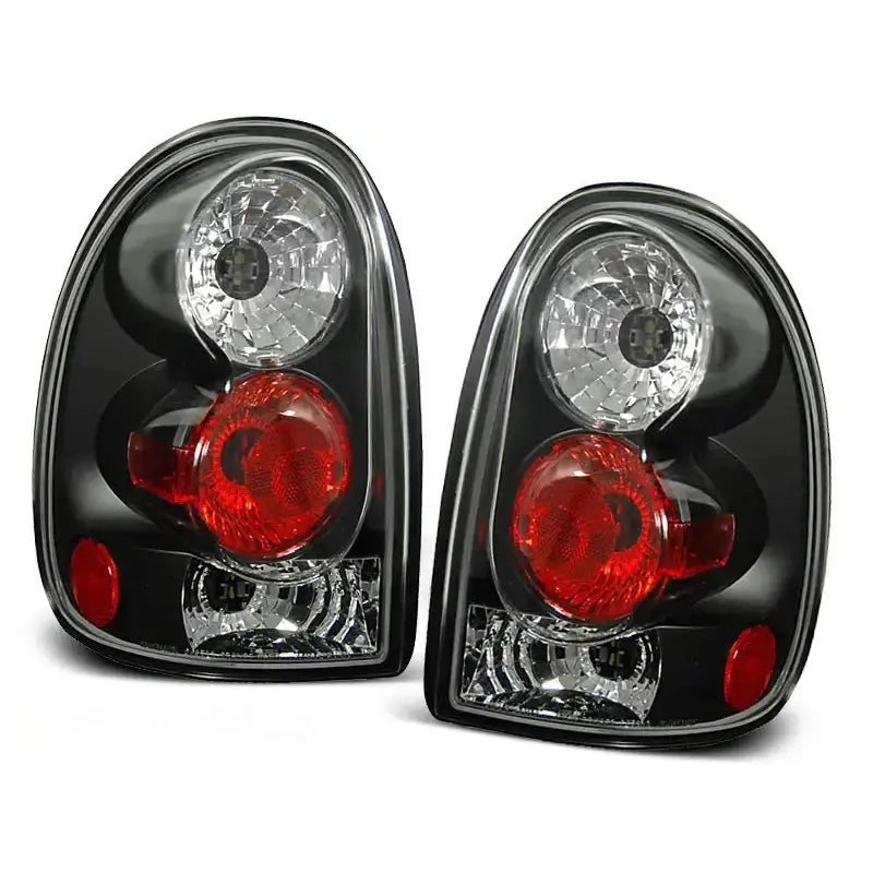 Baklykter Chrysler Voyager 96-02 Black med svarte hus og klare, røde linser, sett forfra mot hvit bakgrunn.