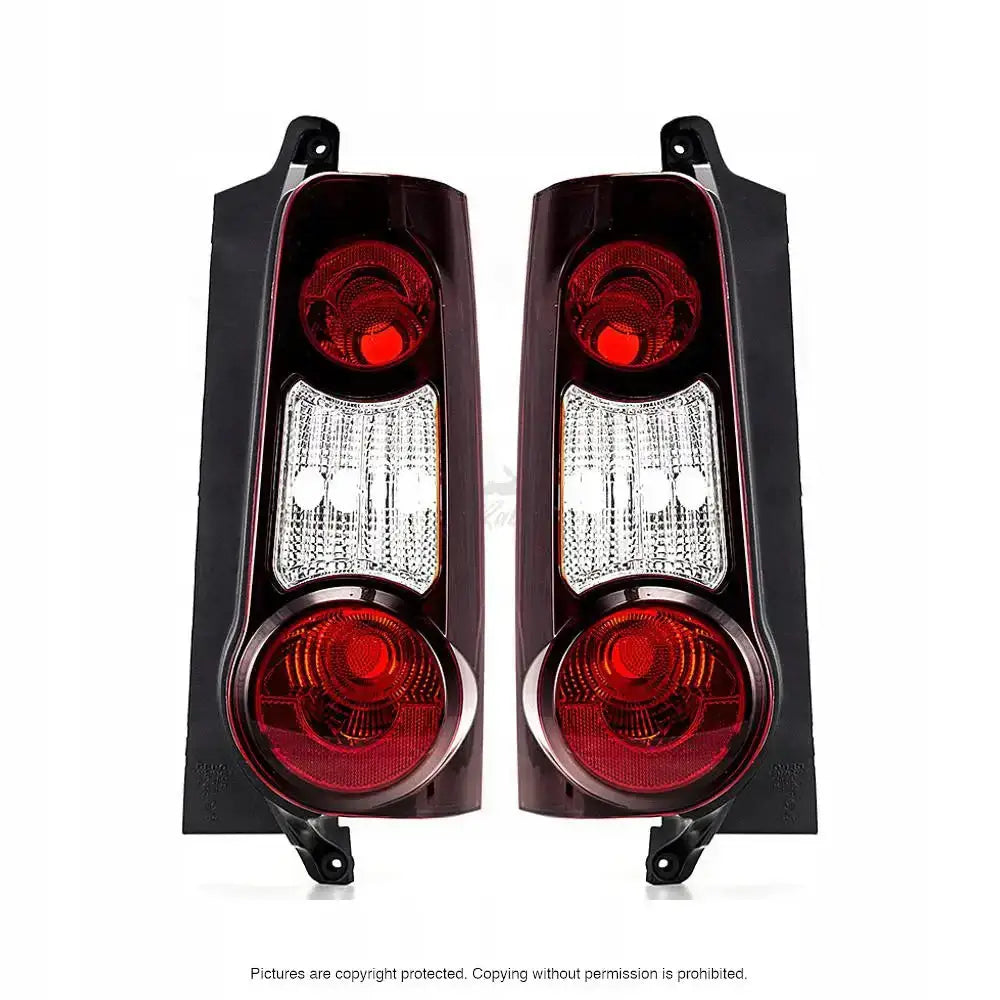 Baklykter Citroen Berlingo 08-12 i svart og rød plast med klare felt, sett forfra mot hvit bakgrunn.