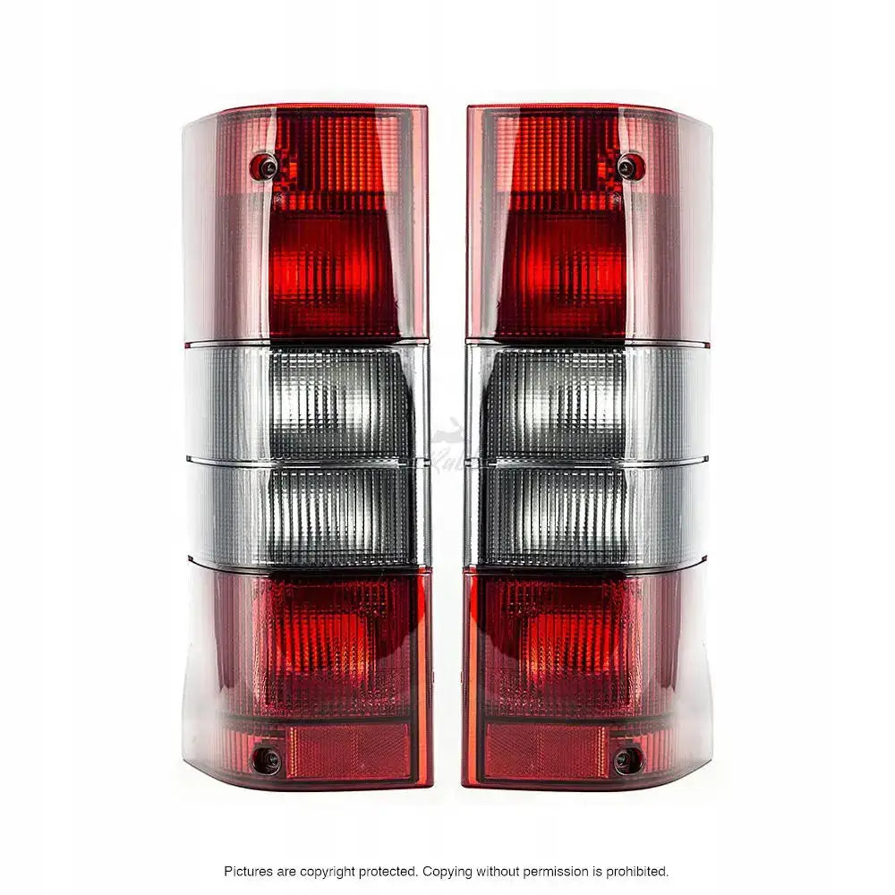Baklykter Citroen Jumper 94-02 med røde og klare seksjoner, sett forfra på hvit bakgrunn.