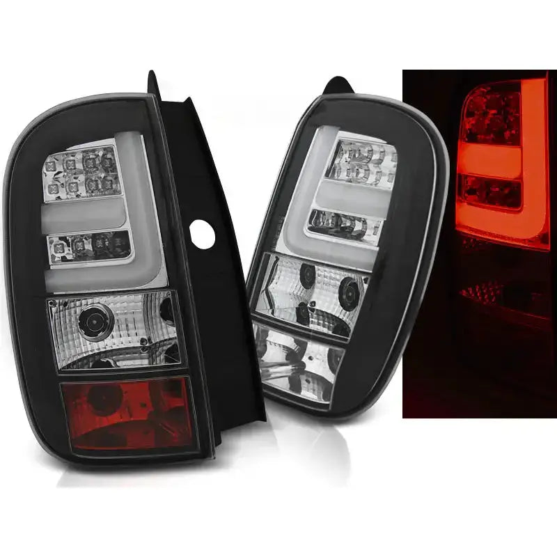 Baklykter Dacia Duster LED Bar Black vist fra skrå vinkel med tent rødt lys og sorte detaljer.