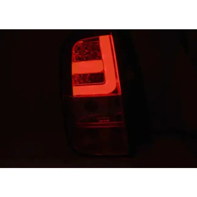 Baklys Dacia Duster LED Bar Black med L-formet rød belysning sett fra skrå vinkel.