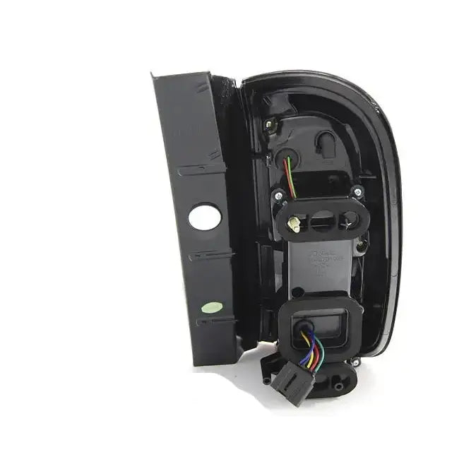 Baklykter Dacia Duster LED Bar Black sett bakfra med synlige ledninger og festeskruer.