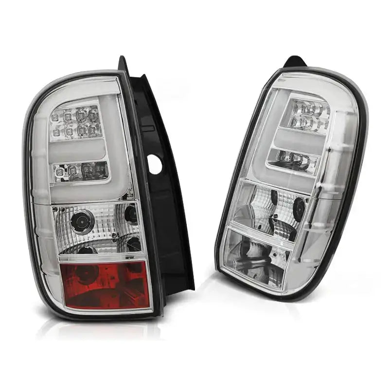 Baklykt Dacia Duster LED Bar Chrome med klare linser og rødt felt nederst, vist fra vinkel.