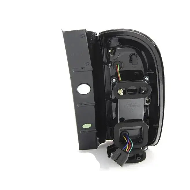 Baklykter Dacia Duster LED Bar Chrome vist bakfra med synlige ledninger og elektriske koblinger.