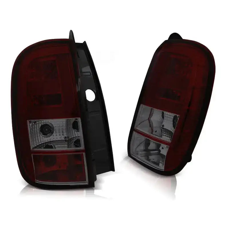 Baklykt Dacia Duster LED Bar Red Smoke, rektangulær design med mørkerød og klar plast, sett skrått.