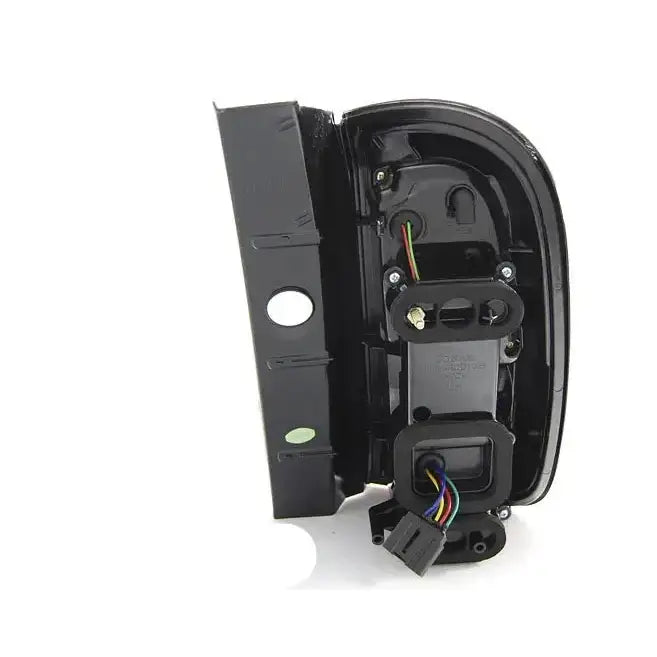 Baklykter Dacia Duster LED Bar Red Smoke sett bakfra med synlige ledninger og elektrisk kontakt.